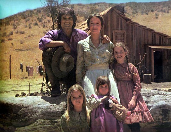 Gia đình nhỏ nhà Ingalls trong Ngôi nhà nhỏ trên thảo nguyên, (từ trái qua): Ông bố Charles Ingalls, bà Carolline, Laura, Mary và Carrie Ingalls