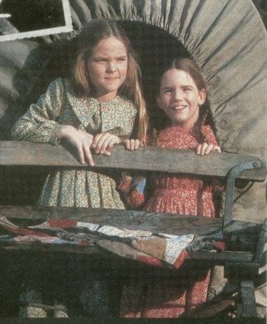 Hai chị em nhà Ingalls là cô chị Mary hiền dịu, nữ tính và cô em Laura láu cá, thông minh.