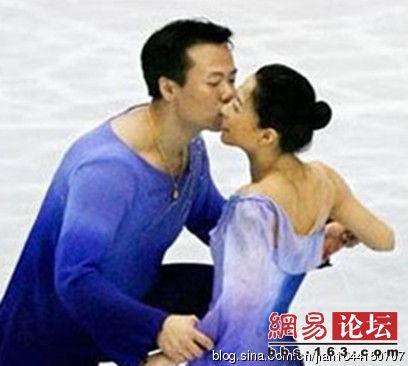 Nghệ sĩ trượt băng nghệ thuật Triệu Hồng Bác cầu hôn Giáp Lôi trên sân băng. Năm 2007, lần thứ 3 cặp đôi trượt băng nghệ thuật đỉnh cao của Trung Quốc là Giáp Lôi và Triệu Hồng Bác đạt chức vô địch trượt băng quốc tế. Lúc kết thúc màn biểu diễn, Triệu Hồng Bác bất ngờ trượt nhẹ đến bên Giáp Lôi và quỳ gối cầu hôn người tình khiến khán giả có mặt ngày hôm đó đều xúc động và mừng cho cặp đôi vận động viên này. Mọi người đều đồng loạt đứng dậy cổ vũ nhiệt liệt chúc phúc cho hai người. Triệu Hồng Bác vốn nhiều tuổi hơn Giáp Lôi và anh được coi là không biết lãng mạn là gì, nhưng màn cầu hôn của anh ngày hôm đó đã khiến Giáp Lôi rơi lệ.