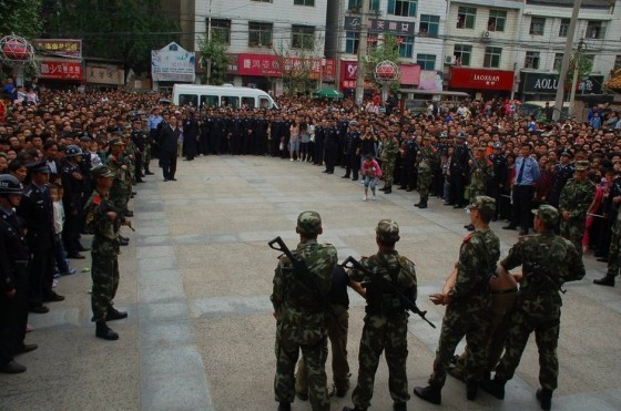 Toàn cảnh vụ diễu giải hai tên trộm vàng tại huyện Lạc Nam.