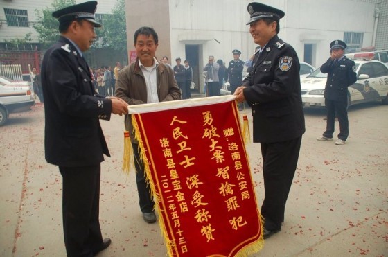 Công an huyện Lạc Nam công nhận thành tích của một người dân địa phương trong việc hỗ trợ vây bắt hai tên trộm vàng.