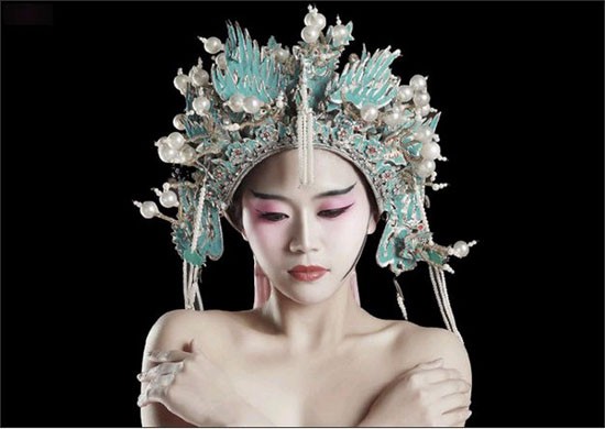 Các nghệ sĩ Trung Quốc đã táo bạo trong việc kết hợp nghệ thuật khỏa thân với môn kinh kịch cổ điển,