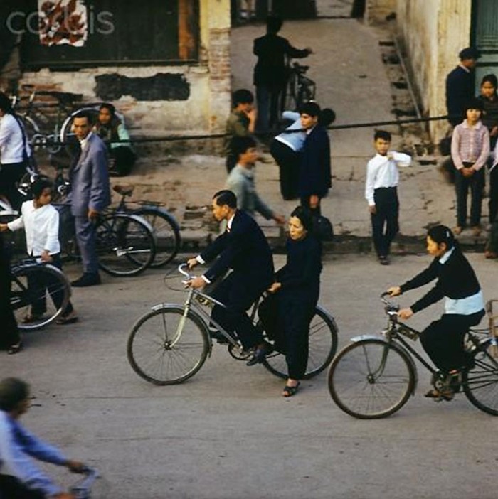 Xe đạp là phương tiện chuyên chở cũng như phương tiện di chuyển chính của người dân miền Bắc Việt Nam, cũng như người dân khu phố Khâm Thiên ở thủ đô Hà Nội, tháng 3/1973. Ảnh: Werner Schulze/dpa/Corbis.