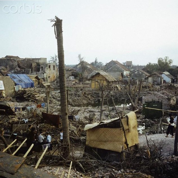 Khu phố Khâm Thiên sau đợt ném bom vào mùa đông 1972. Ảnh chụp năm 1973.