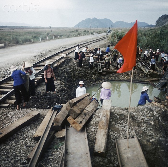Hà Nội năm 1973, các nữ dân quân đang san lấp hố bom cạnh một đường ray tàu gần khu vực Hà Nội.