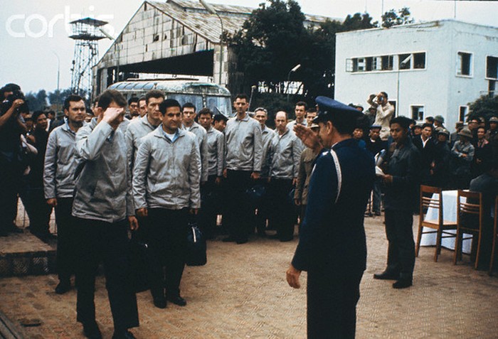 Các tù binh được trao trả chào Đại tá A.J. Lynn ngày 12/2/1973. Ảnh: Bettmann/CORBIS.