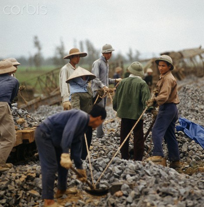 Dân quân Hà Nội đang sửa chữa lại đường sá, cầu cống... bị bom đạn của Mỹ phá hoại. Ảnh chụp năm 1973.