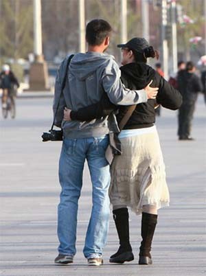 Củng Lợi và Hanken tình tứ ở Thiên An Môn, Bắc Kinh năm 2006.