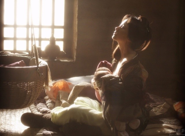 Hải Thanh cho con bú trong cảnh phim “Triệu thị cô nhi”, trong phim người đẹp phải cho 2 bé bú và cảnh quay gần như trực diện cho thấy hai em bé đang trực tiếp áp vào ngực của Hải Thanh.