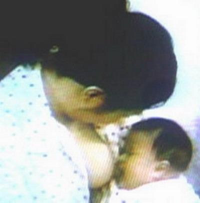 Cảnh trong bộ phim “Xiwang” của nữ diễn viên Mạnh Tú, một cảnh quay chân thực nhất và táo bạo nhất của Mạnh Tú trên màn ảnh nhỏ khi cho một em bé bú trực tiếp.