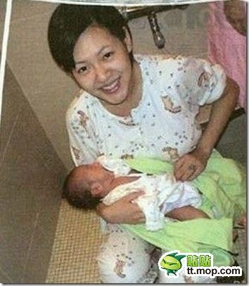 Bà mẹ ba con Từ Hy Đệ nhí nhảnh trong chương trình “Khang Hy đến rồi” bao nhiêu thì với khoảnh khắc cô đang cho cậu con quý tử bú lại đầy tình mẫu tử và đằm thắm bấy nhiêu. Đây là tấm hình hiếm hoi và lần đầu được công bố của Tiểu S khi cho con bú.