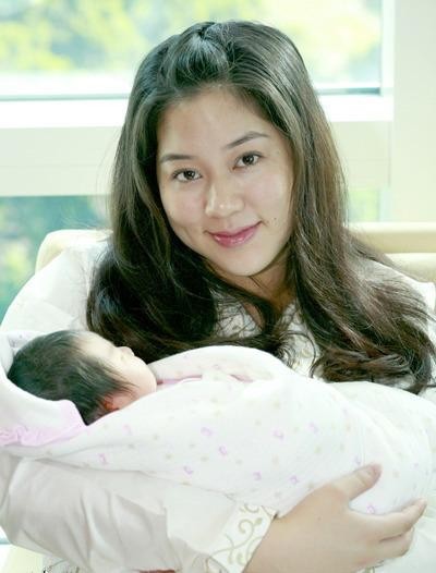 Người đẹp Từ Tử Kỳ với bức hình hai mẹ con chụp trong ngày đầy tháng cô công chúa nhỏ nhà họ Lý.
