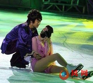 Tần Lam vồ ếch khi mang đôi giày trượt băng lên sân khấu.