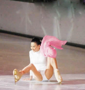 Trương Bá Chi có pha xòe khá ngoạn mục trên đôi giày trượt băng.