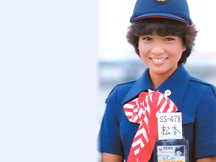 Cô gái Matsumoto Chiaki hậu đậu, vụng về trong trang phục nữ tiếp viên hàng không của JAL mà cô từng mơ ước trở thành khi còn nhỏ.