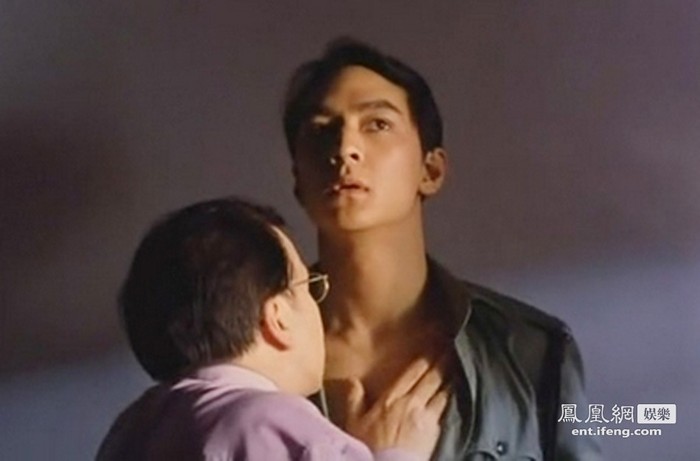 Qua cảnh phim này có thể thấy Ngô Ngạn Tổ trong vai một nhân viên cảnh sát được một gã đồng tính gạ gẫm đến nhà chụp ảnh rồi có những hành động sàm sỡ, giống như sự việc của Lưu Định Thành.