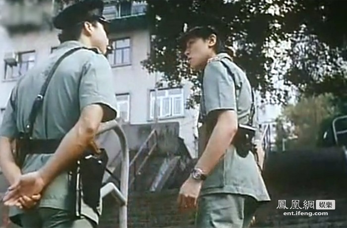 Tháng 9/1995, cảnh sát Hồng Kông đã thu giữ được 1.000 bức ảnh chụp khỏa thân nam giới trong nhà Lưu Định Thành, đa số những nam thanh niên trong hình là sĩ quan quân đội hoặc cảnh sát. Trong phim “Bishonen”, những nhân viên cảnh sát cũng là đối tượng của kẻ chuyên chụp hình khỏa thân nam.