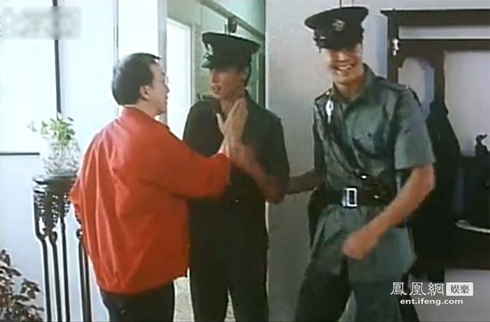 Trình tự Lưu Đức Thành ngoài đời khi dụ dỗ các nhân viên cảnh sát đến nhà chụp hình khỏa thân cho hắn cũng giống như trên phim này.