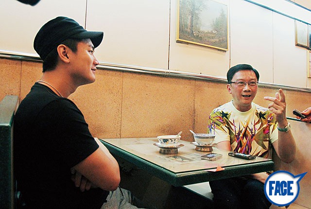 Lưu Định Thành (phải) trò chuyện về bộ phim "Bishonen" với hình tượng của ông được nhắc đến chân thực trên phim.