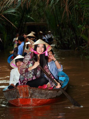 Hoa hậu thế giới Trương Tử Lâm đầu đội nón, chèo xuồng ba lá trên kênh rạch miền tây.