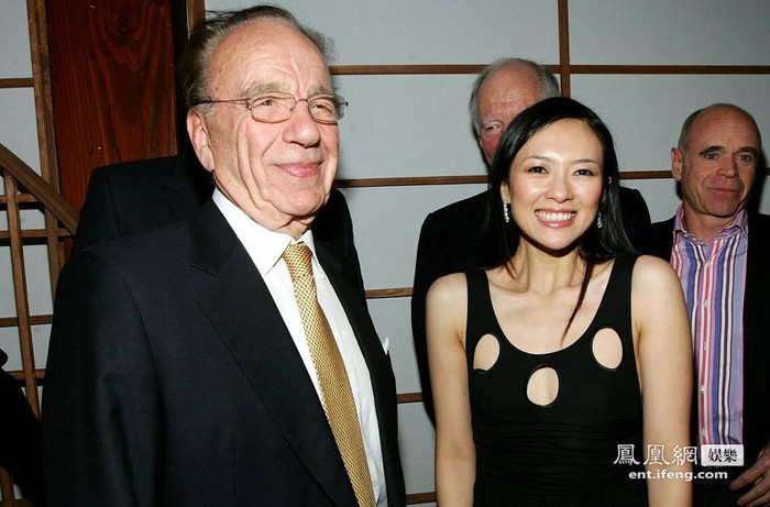 Ngày 6/12/2005, Chương Tử Di bên cạnh Giám đốc điều hành truyền thông toàn cầu Rupert Murdoch trong đêm công chiếu “Hồi ức một Geisha”.