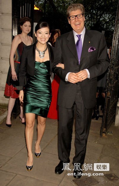 Ngày 24/4/2007 tại London, Chương Tử Di có mặt tại căn biệt thự sang trọng của Sir Astor Webb trong “Đêm từ thiện nghệ thuật đương đại Shangri-La” cùng giám đốc điều hành khu nghỉ mát Shangri-La là Martin Waechter
