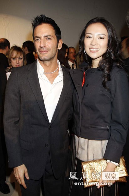 Ngày 2/3/2008, thương hiệu thời trang nổi tiếng Louis Vuitton với sự kiện thời trang thu đông 2008 – 2009 tại thủ đô Paris thu hút rất nhiều người nổi tiếng trong đó có Hoa đán Chương Tử Di. Chương Tử Di bên cạnh nhà thiết kế Marc Jacobs của hãng Louis Vuitton.