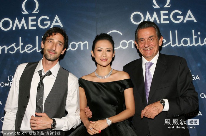 Ngày 26/6/2010 tại Los Angeles, Chương Tử Di tham gia hoạt động quảng bá của hãng đồng hồ OMEGA bên cạnh nam diễn viên từng đoạt giải Oscar là Adrien Brody (trái) và ông chủ tịch hãng Omega là Stephen Urquihart (bên phải).