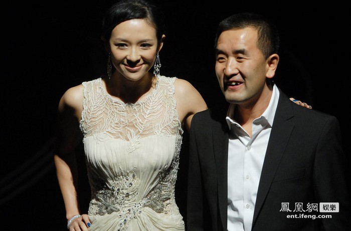 Ngày 24/3/2011 tại Bắc Kinh, Chương Tử Di tại Tuần lễ thời trang thu đông của hãng Lancy Trung Quốc bên cạnh chủ tịch hãng là ông Giáp Đông Nhật.