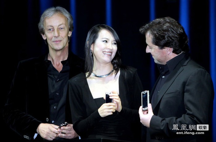 Ngày 28/10/2011 tại Thượng Hải, Chương Tử Di trong trang phục đen khoét cổ sâu trong đêm họp báo của hãng Vertu bên cạnh các lãnh đạo cấp cao của hãng này tại Trung Quốc.