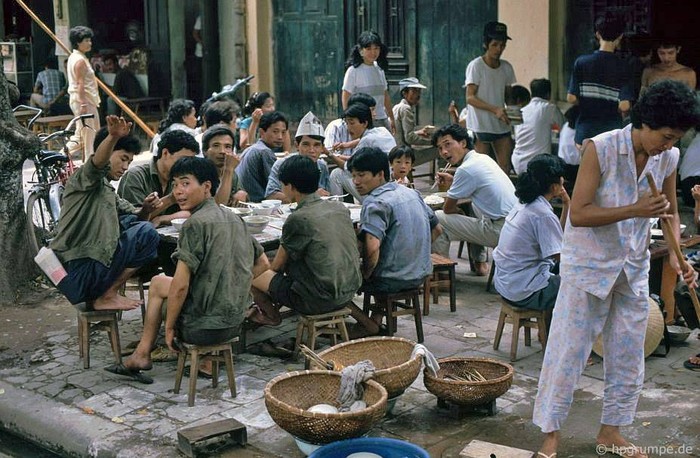 Một quán cơm vỉa hè, Hà Nội 1991.