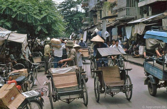 Xích lô trong phố cổ, Hà Nội 1991.