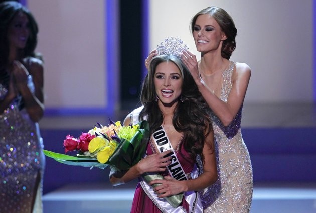 Hoa hậu Mỹ 2011 Alyssa Campanella trao vương miện cho tân Hoa hậu Mỹ 2012 Olivia Culpo đêm đăng quang tại Las Vegas.