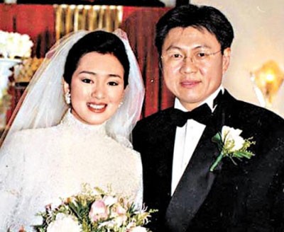 Ảnh kết hôn của Củng Lợi và chồng cú người Singapore Hoàng Hòa Tường.
