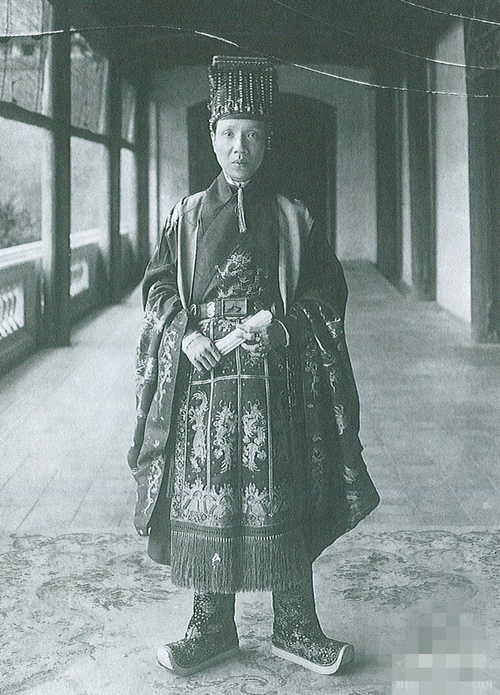 Hình ảnh vua Khải Định trong triều phục chụp năm 1916 khi ông 36 tuổi. Ảnh:wikipedia.