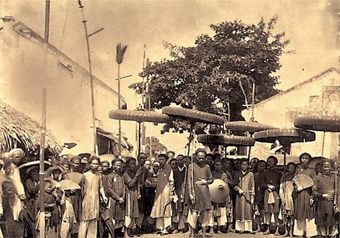 Quan Tổng Ðốc Hà Nội và đoàn tùy tùng vào ngày 14/7/1884.