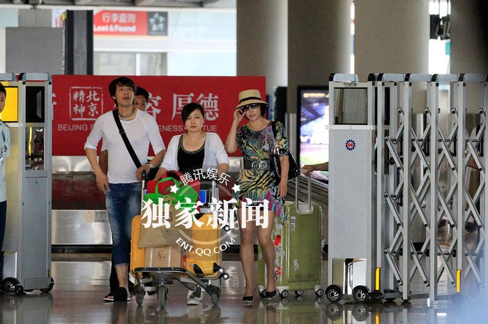 Hình ảnh Lưu Hiểu Khánh trẻ trung xuất hiện tại sân bay bên cạnh hai nhân viên trợ lý đi cùng. Nữ diễn viên vận trang phục váy ngắn liền quần sặc sỡ, đầu đội mũ và đeo kính mát.