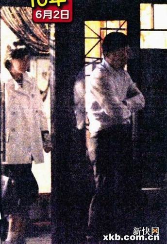 Lưu Gia Linh bị bắt gặp cùng đại gia Cảnh Bách Phù ở sân bay Thượng Hải hôm 2 và 3/6/2012. Ảnh. chinanews.