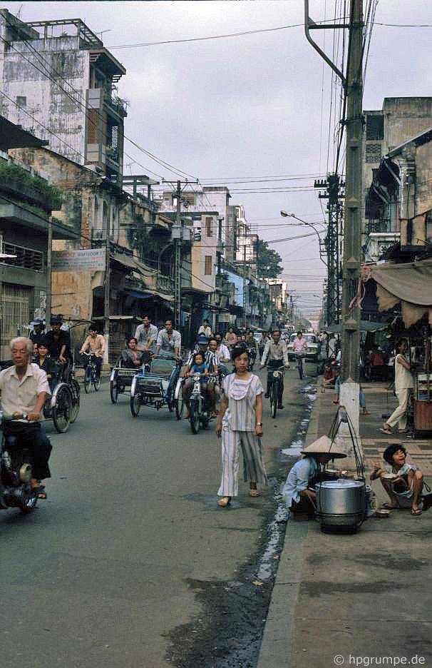 Đường phố cạnh chợ Lớn, 1991.