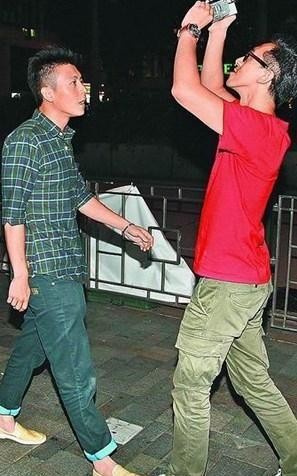 Trần Quán Hy thẳng bước tiến tới trước một phóng viên ảnh. Ảnh. Apple Daily.
