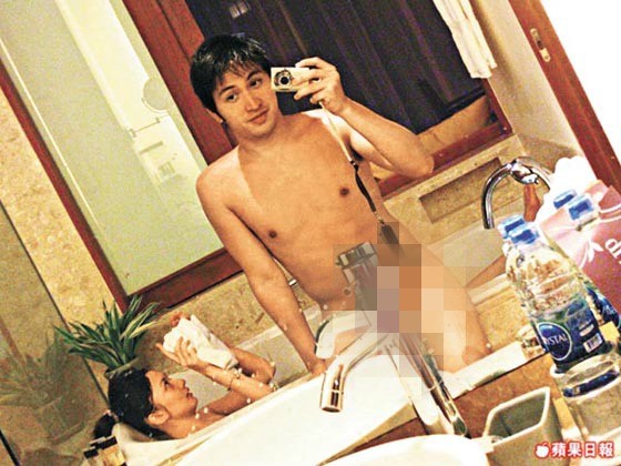Thí sinh Hoa hậu Hồng Kông 2012 Chung Lệ cùng bạn trai trong phòng tắm. Ảnh. Ifeng.