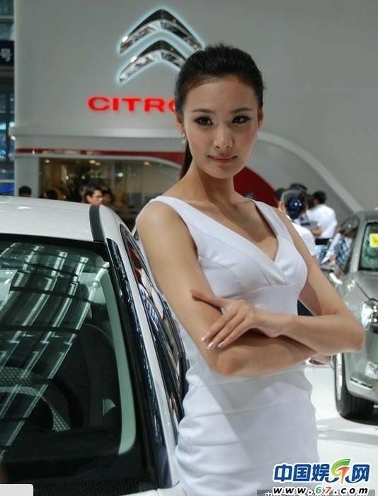 Nữ người mẫu tại triển lãm xe hơi ở Hồng Kông 2012 được cho là giống Dương Mịch như chị em song sinh. Ảnh. 67.