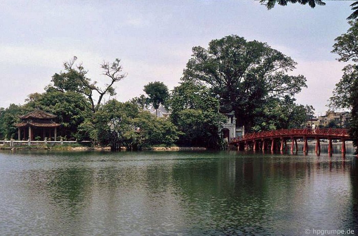 Hồ Hoàn Kiếm với Đền Ngọc Sơn và Cầu Thê Húc.