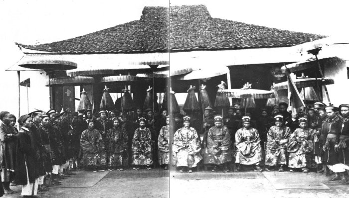 Các vị quan chủ khảo tại trường thi Nam Định năm 1897.