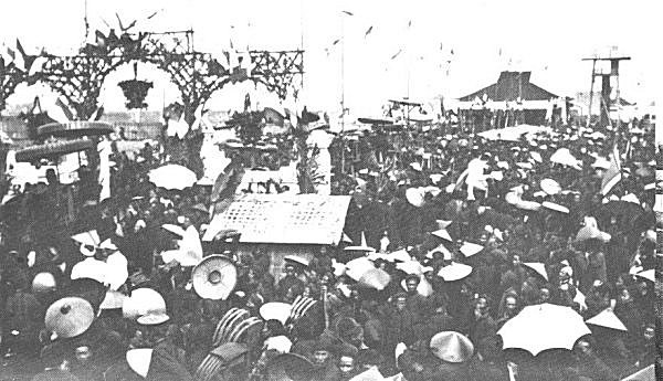 Các sĩ tử và người thân ngồi nghe xướng danh công bố kết quả thi tại trường thi Nam Định 1897.