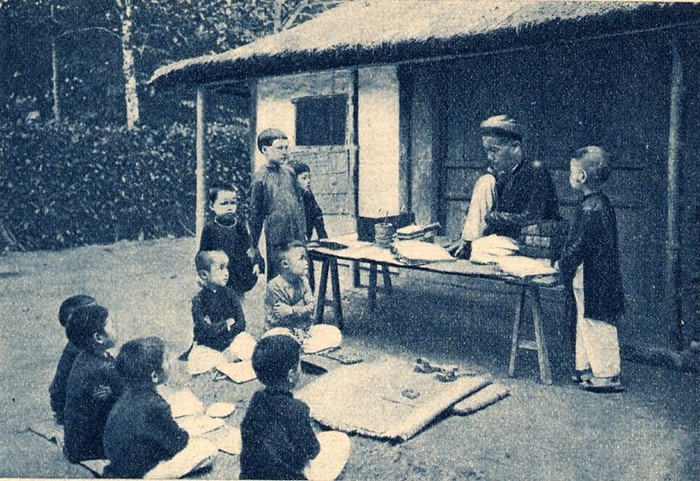 Thầy đồ làng dạy đám học trò chữ Nho để sau này lều chõng đi thi làm quan.