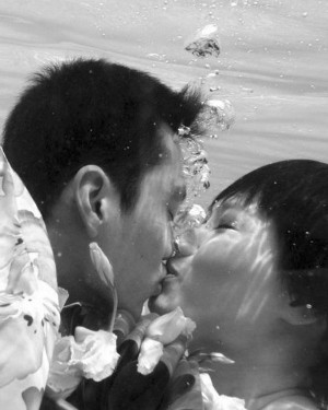 Nhà vô địch bơi lội Asian Games Châu Gia Thành tổ chức hôn lễ cùng bạn gái dưới nước 2011.