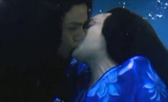Châu Tấn và Trần Khôn với nụ hôn dưới nước trong "Họa Bì".