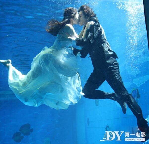 Nụ hôn trong phim bom tấn “Big Deal” giữa nam diễn viên Đài Loan Lam Chính Long và người đẹp Hàn Quốc Han Chae Young. Ảnh. Dy.