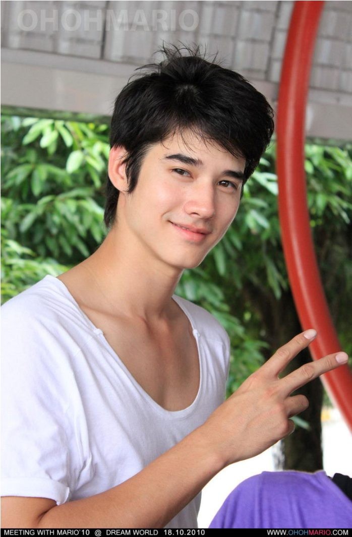 Nam diễn viên, người mẫu Mario Maurer, lai Trung Quốc – Đức – Thái Lanh – Anh, sinh năm 1988 còn có tên Thái là Nuttavut Maurer.